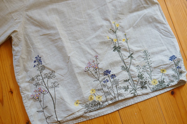 春の野花刺繍トップス
